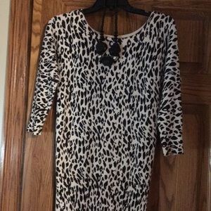 Women’s 3/4 sleeve black and white sweater.